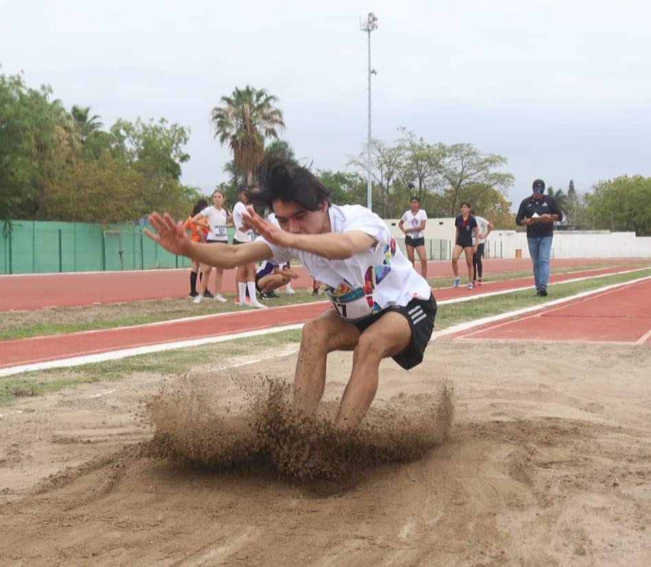 $!Estudiantes se evalúan en la prueba reina del atletismo