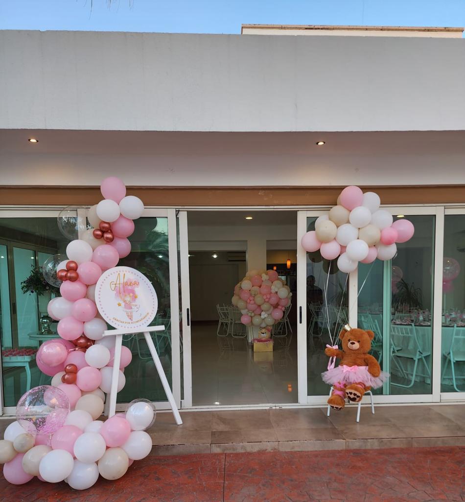 $!Globos en tonos tosa y una osa de peluche dieron la bienvenida a las damas.