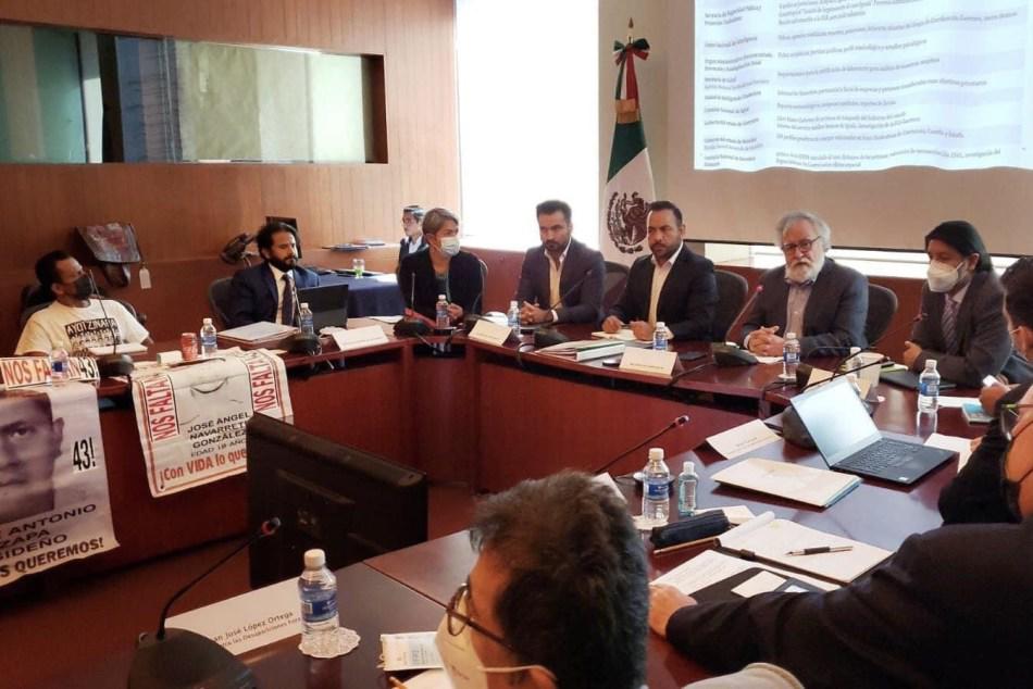 $!Familiares de los 43 normalistas desaparecidos en Ayotzinapa, funcionarios federales y el CED.
