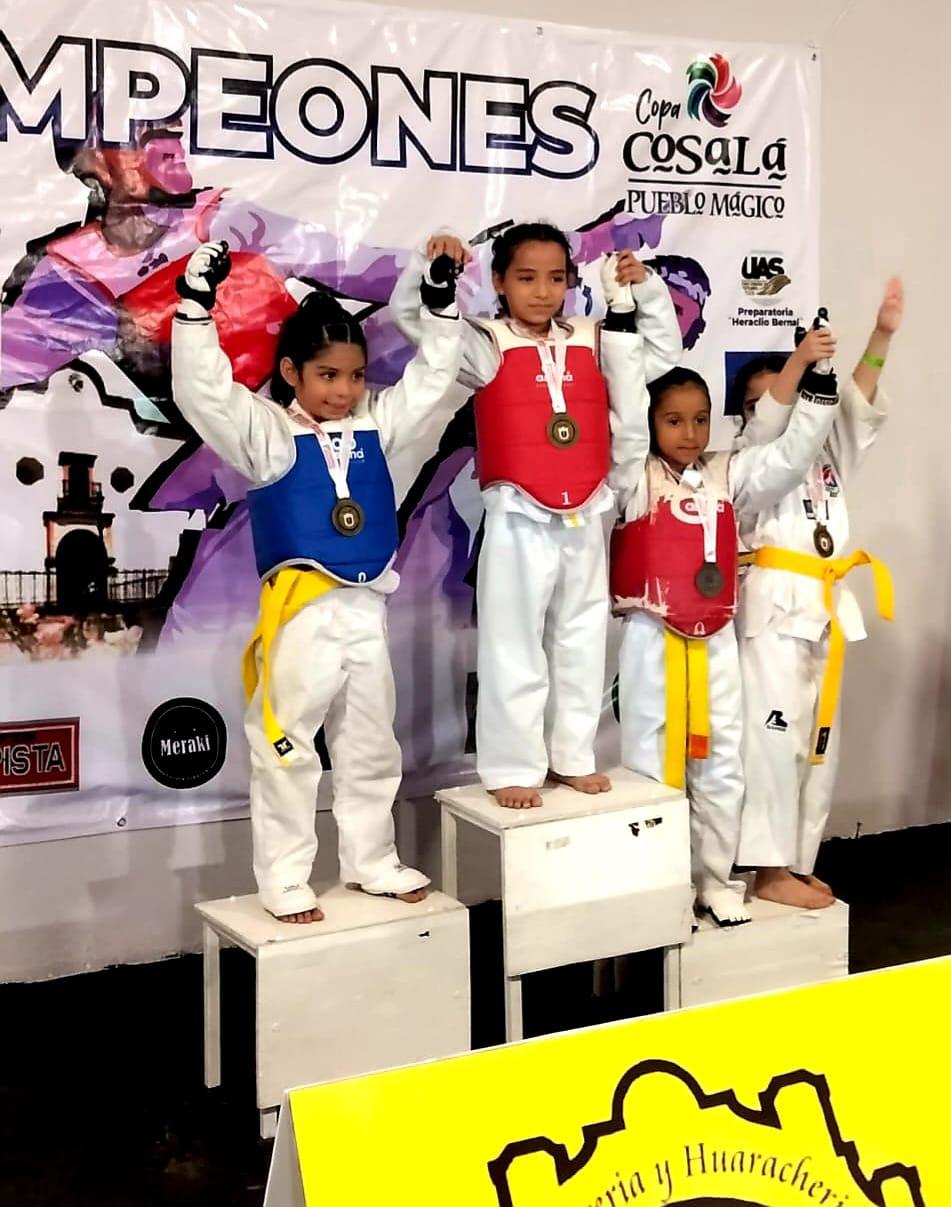 $!Mazatlecos regresan con primeros lugares de la Copa Cosalá de Taekwondo