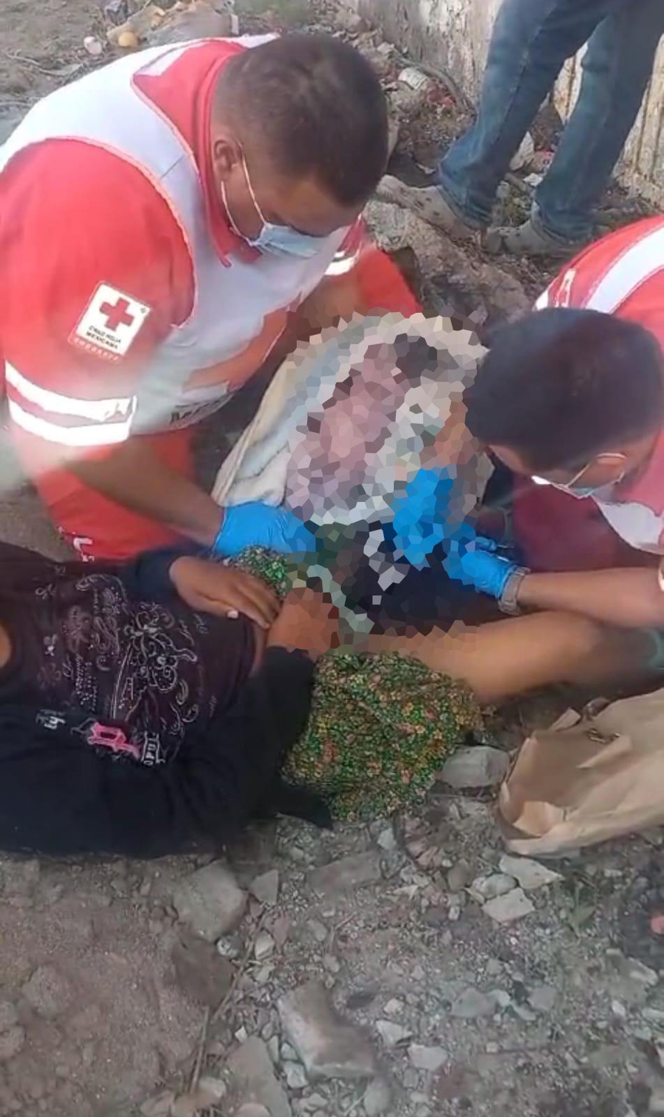 $!Mujer indígena da a luz sobre la tierra en lote baldío en Guasave