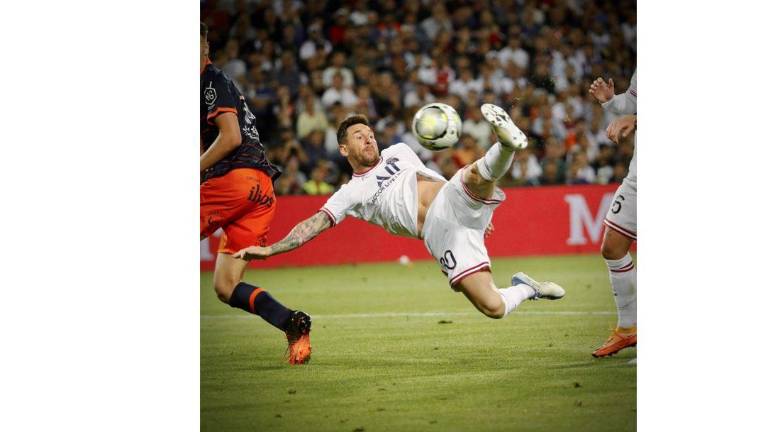 Lionel Messi marca dos goles por el PSG.