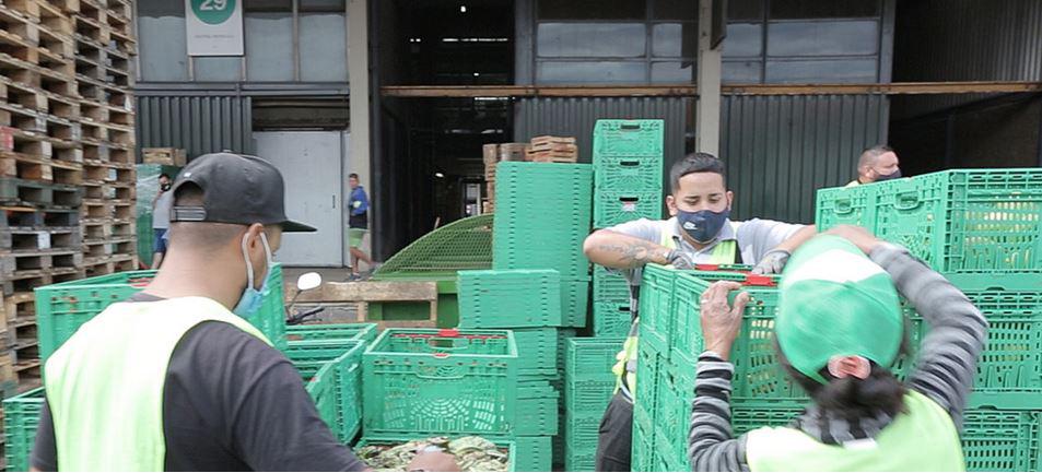 $!Trabajadores esenciales en el Mercado Central de Buenos Aires, durante la pandemia de coronavirus.
