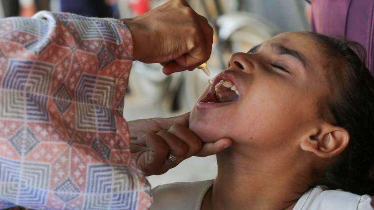 Se administra una vacuna antipoliomielítica a un niño en Gaza, campaña apoyada por la OMS.