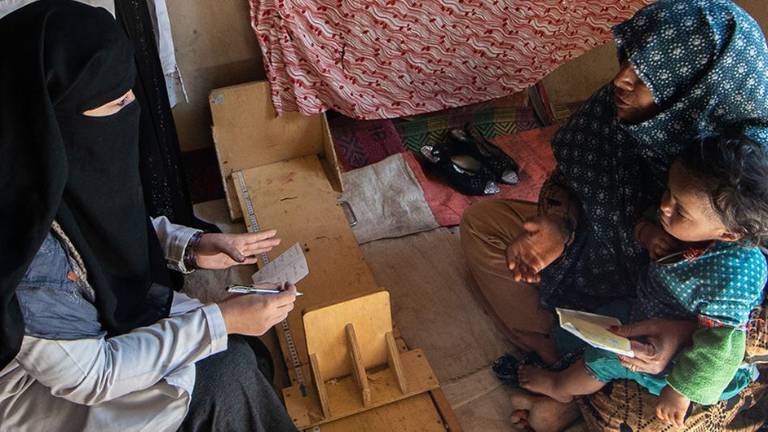 Las enfermeras de una clínica móvil brindan asistencia nutricional a las familias en un poblado de Kandahar, Afganistán.