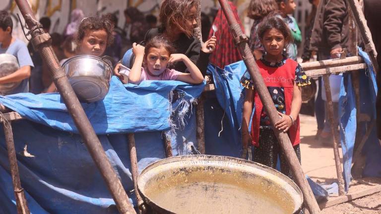 Niños haciendo cola para recibir comida en Gaza (archivo).