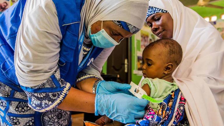 Un bebé de siete meses recibe tratamienot para la desnutrición en un centro de salud del estado de Yobe, en Nigeria.