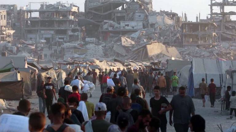 Miles de palestinos que buscan ayuda llegan desde el paso fronterizo israelí de Zikim, en el norte de Gaza.