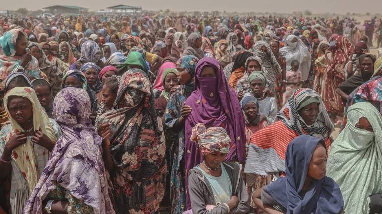 Miles de refugiados llegan de Sudán a Chad.