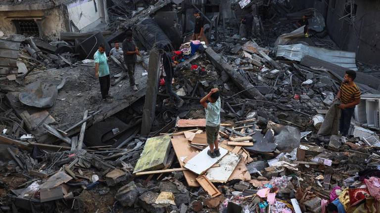 La gente busca entre los escombros de Gaza cualquier cosa que le pueda servir para cubrir sus necesidades básicas.