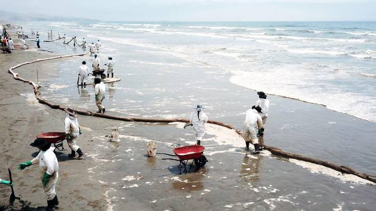 Derrame de petróleo en la costa del distrito de Ventanilla en la provincia constitucional del Callao, Perú, a raíz de la marea anormal provocada por la erupción volcánica en Tonga.