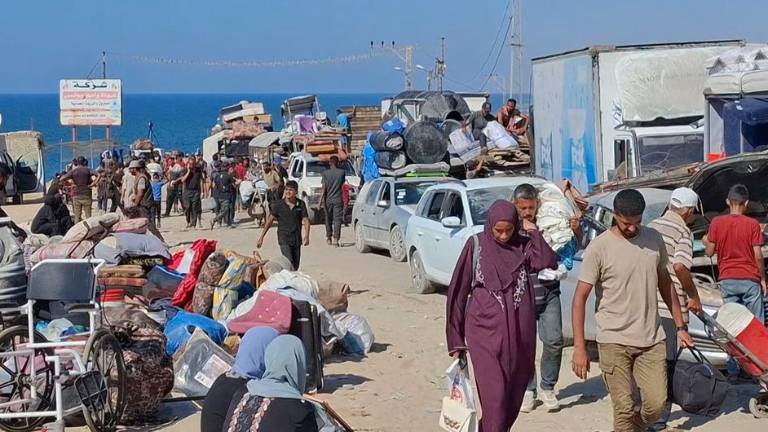 Cientos de familias palestinas continuaron huyendo de la ciudad de Gaza, en el norte, a través de la abarrotada calle costera al-Rashid, en medio de una grave escasez de medios de transporte.
