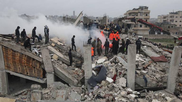 Los equipos de rescate buscan supervivientes en un edificio de Samada (Siria) destruido por el terremoto del 6 de febrero.