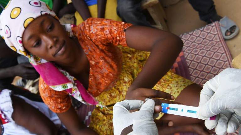 Una mujer recibe un resultado negativo en una prueba de VIH en Chad
