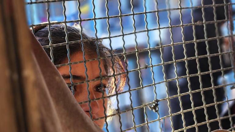 Una niña observa la destrucción desde la ventanta e, Khan Younis, Gaza.