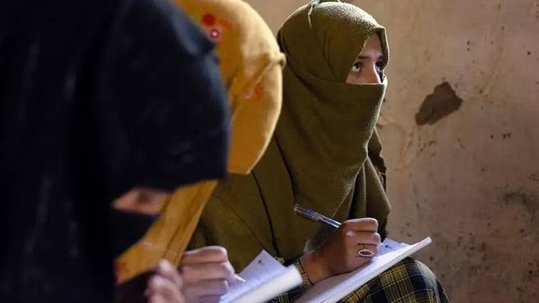 Las mujeres aprenden a leer y escribir gracias a una iniciativa de alfabetización respaldada por ONU Mujeres en la provincia de Nuristán, al este de Afganistán.
