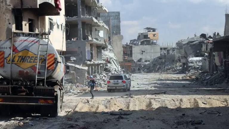 Un equipo de las Naciones Unidas intenta entregar combustible al hospital Nasser a través de carreteras destruidas a mediados de febrero de 2024. (Archivo)