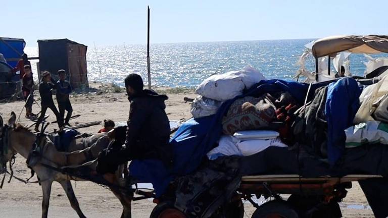 Desplazados saliendo de Rafah hacia el centro de Gaza.