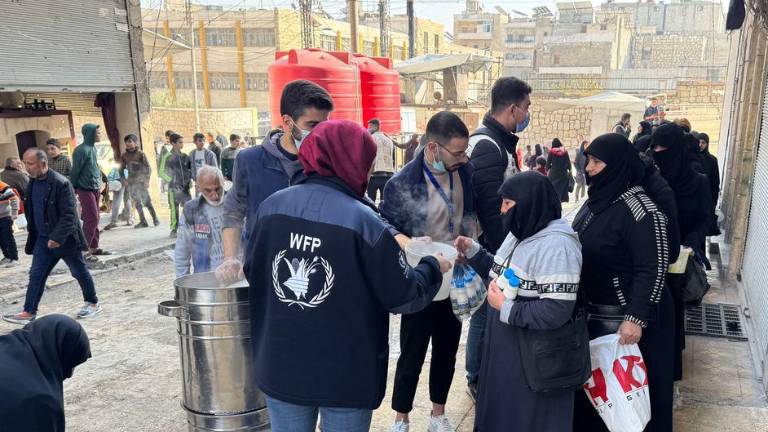 El personal del PMA distribuyendo comidas calientes en Alepo, Siria.