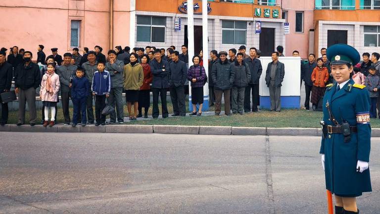Residentes de Pyongyang, República Popular Democrática de Corea, esperando cruzar la carretera.