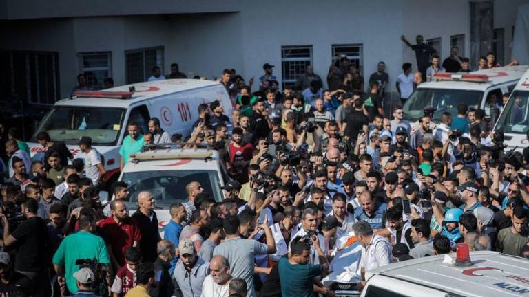 Un niño palestino herido es trasladado al hospital Al Shifa de Gaza.