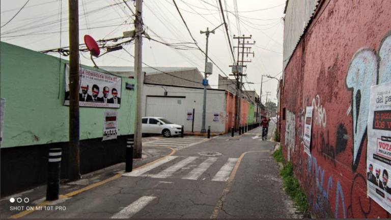 En Calles de la Ciudad de México se aprecian carteles y consignas.