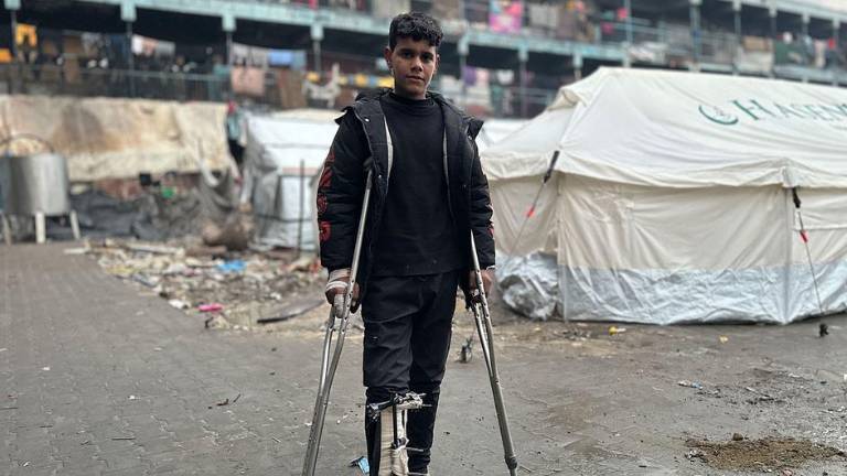 Un joven con discapacidad en un refugio temporal en Gaza.