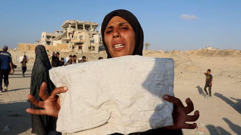 Abeer Safi, una mujer gazatí desplazada del barrio de Al-Zaytoun.