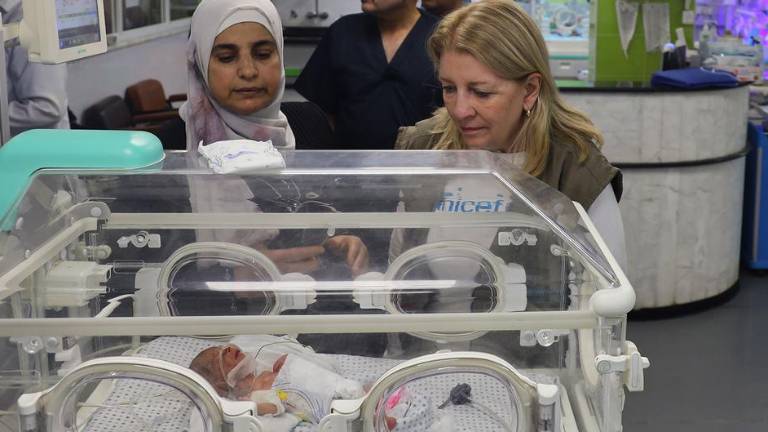 La directora ejecutiva de UNICEF, Catherine Russell (derecha), visita el hospital Nasser de Khan Younis, en el sur de Gaza.
