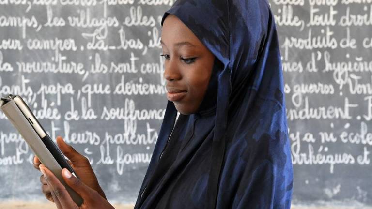 Una niña utiliza una tableta durante una clase en su escuela de Safi, en el sur de Níger.
