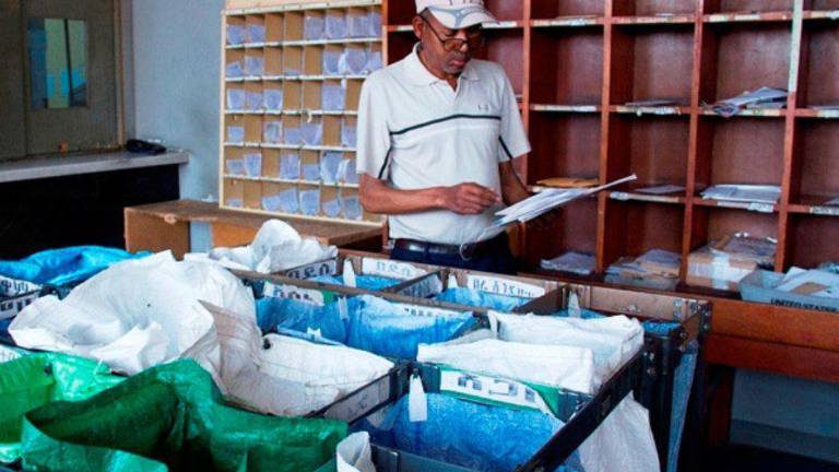 Los aranceles estadounidenses causan una crisis en el tráfico de correo internacional.
