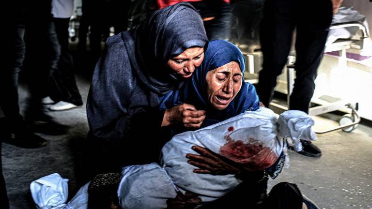 Una mujer llora a su nieto asesinado en un bombardeo israelí a Rafah, en el sur de Gaza.