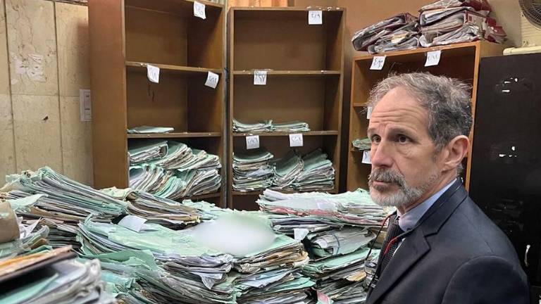 En un juzgado de Damasco (Siria), visitado por el jefe del IIIM, Robert Petit, se amontonan documentos.