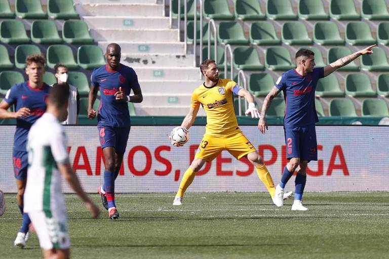Marcos Llorente y el poste protegen el liderato del Atlético en Elche