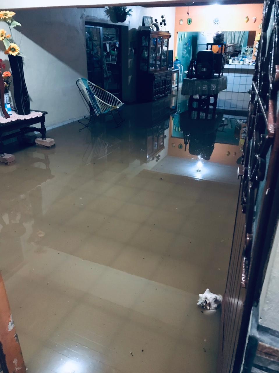 $!Al sur de Escuinapa, en La Concha, el Río Las Cañas incrementa de nivel y alcanza viviendas