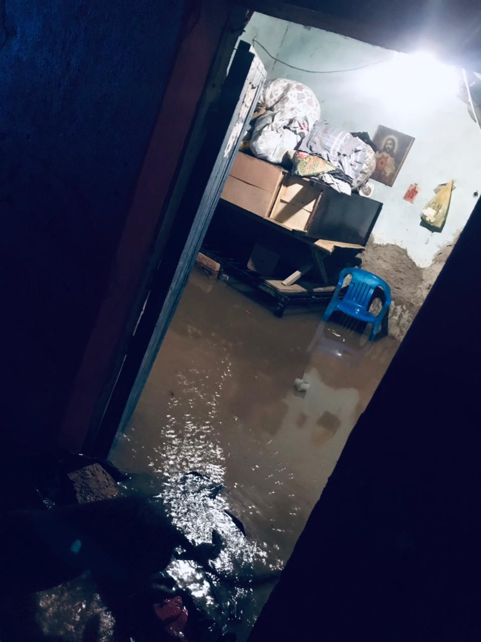$!Al sur de Escuinapa, en La Concha, el Río Las Cañas incrementa de nivel y alcanza viviendas