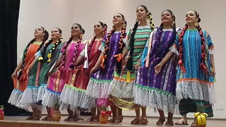 Proyecto Folclórico Sinaloense ha representado al país, en Francia.