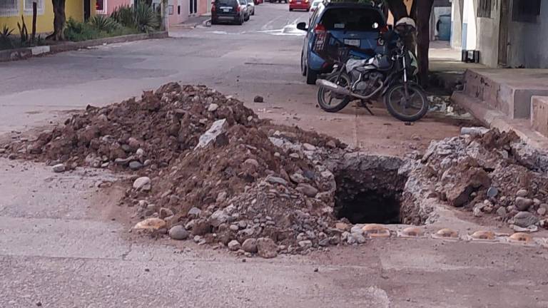 Vecinos en Rosario denuncian que una zanja ha permanecido abierta por días sin ninguna medida preventiva.