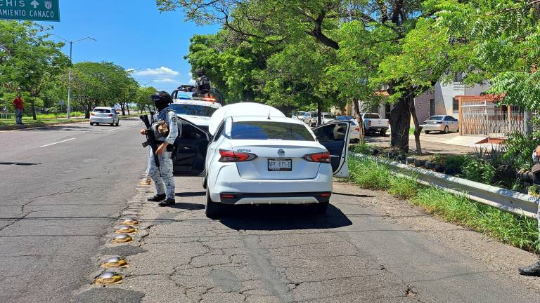 Elementos de la Guardia Nacional aseguraron un vehículo con reporte de robo tras una persecución con sus tripulantes.