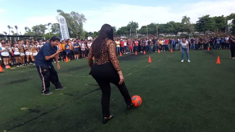 La patada inicial estuvo a cargo de Angulo de Madueña.