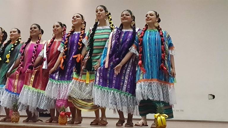 Proyecto Folclórico Sinaloense se presentó en la Preparatoria Central Diurna.