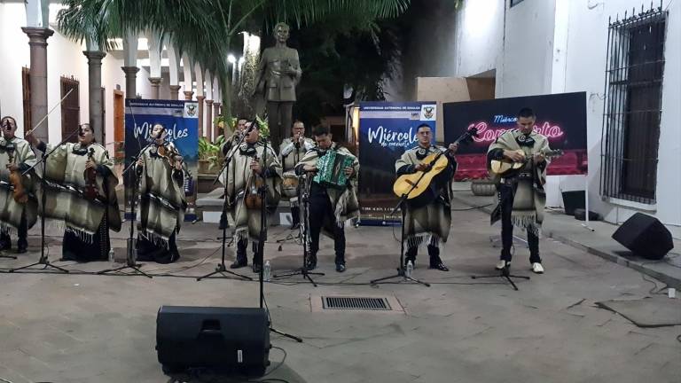 Mariachi “Los plebes” presenta un repertorio variado de música vernácula.