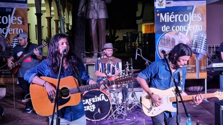 La banda de pop rock melódico Cafeína Gris participa en el Miércoles de Concierto.