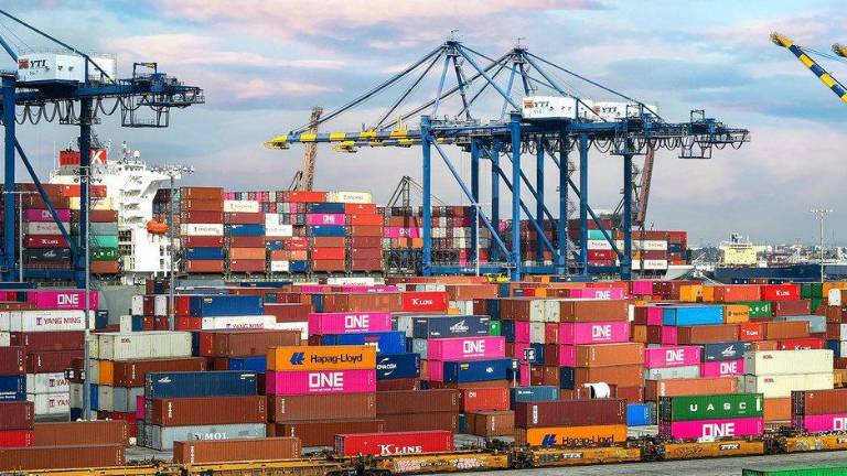 Carga de contenedores en un puerto de la ciudad de Los Ángeles, en Estados Unidos.