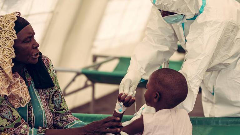Un trabajador sanitario atiende a pacientes en un centro de tratamiento del cólera en una zona rural de Malawi.