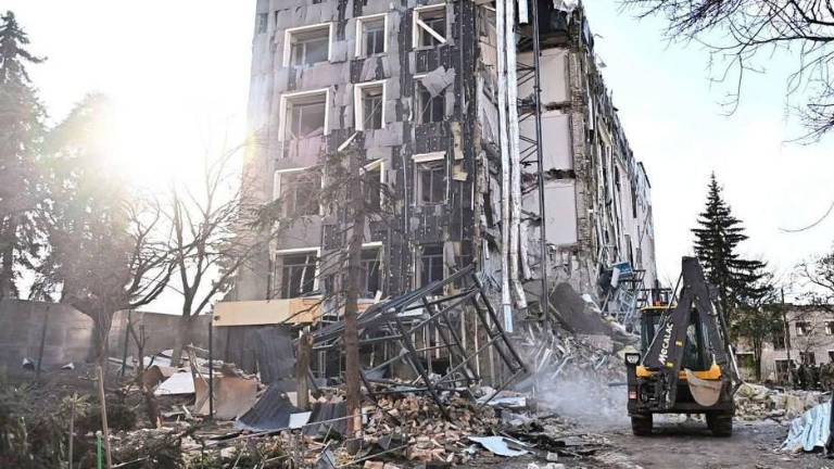 Un edificio de Izyum, en la región ucraniana de Kharkiv, en ruinas tras ser alcanzado por un misil.