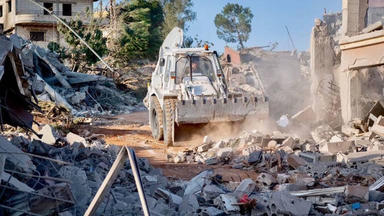 Los cascos azules de la UNIFIL limpian los escombros de infraestructura destruida por excavadores israelíes cerca de la Línea Azul.