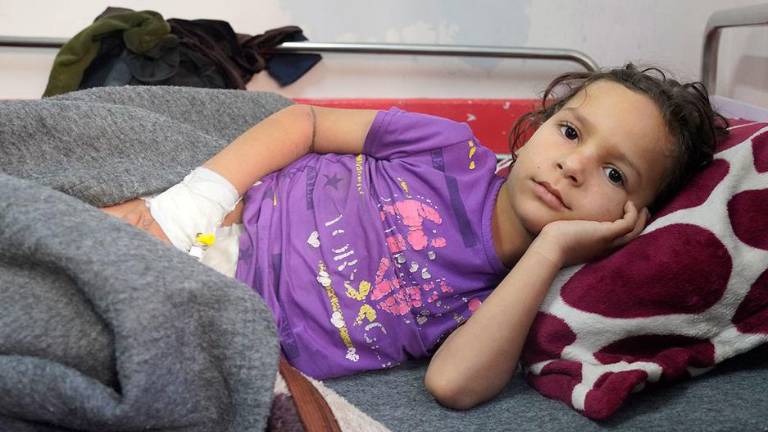 Un niño se recupera en un hospital de Gaza tras el bombardeo del refugio en el que vivía con su familia.