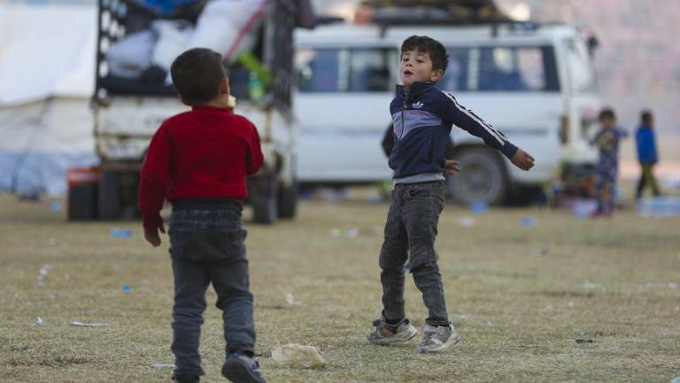 Dos niños juegan en un centro de acogida de la ciudad de Raqqa, en el norte de Siria. Sus familias han regresado recientemente al país.