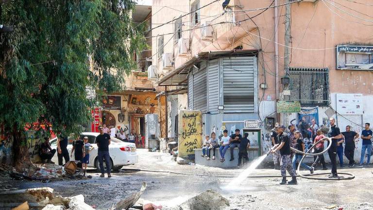 Los residentes limpian las calles de Nur Shams en Cisjordania.